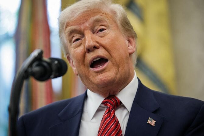 2025年5月7日、ワシントンD.C.のホワイトハウスの大統領執務室で、デービッド・パーデュー元上院議員の駐中国大使就任宣誓式を前にスピーチするドナルド・トランプ米大統領。