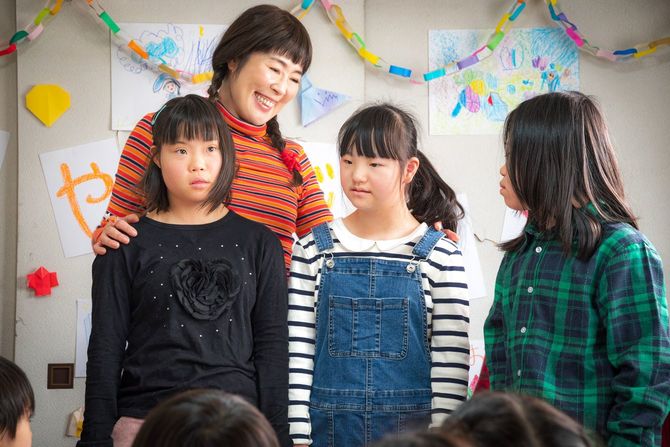 「わたしのかあさん―天使の詩―」のワンシーン。寺島しのぶさんと子どもたち