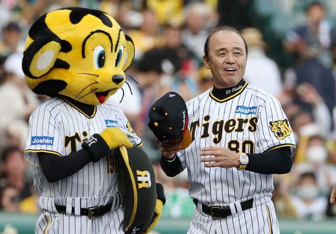 中日に勝ち、笑顔を見せる阪神の岡田彰布監督=2023年5月4日、甲子園