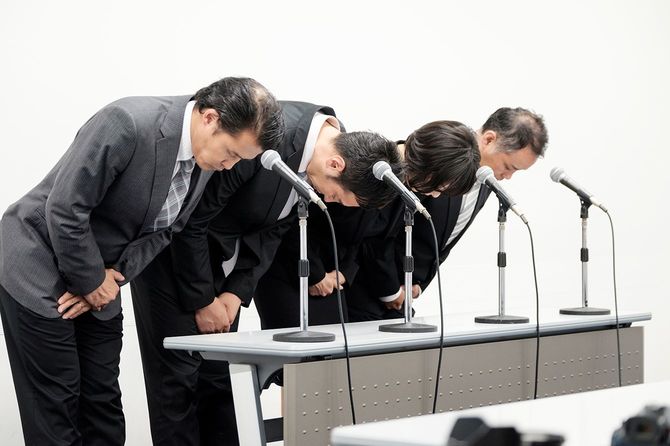 謝罪に頭を下げる日本のビジネスマン