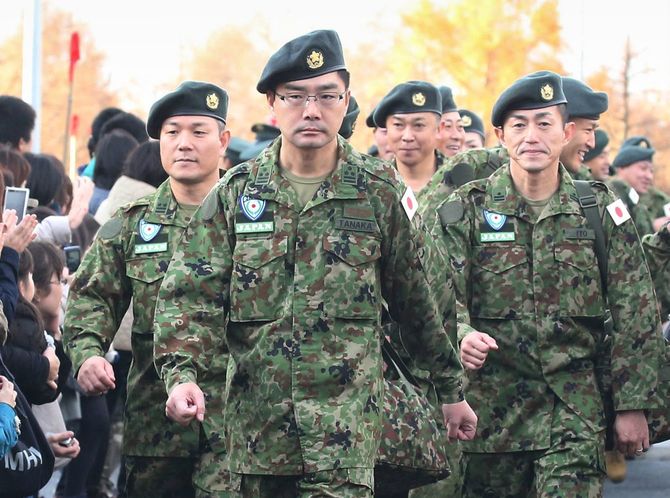 南スーダンに出発する陸上自衛隊第11次隊の先発隊員ら。2016年11月19日、青森市の陸自青森駐屯地にて