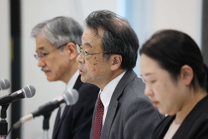 ジャニーズ事務所前社長の性加害問題で、記者会見する「外部専門家による再発防止特別チーム」の林真琴座長（中央）＝2023年8月29日、東京都中央区