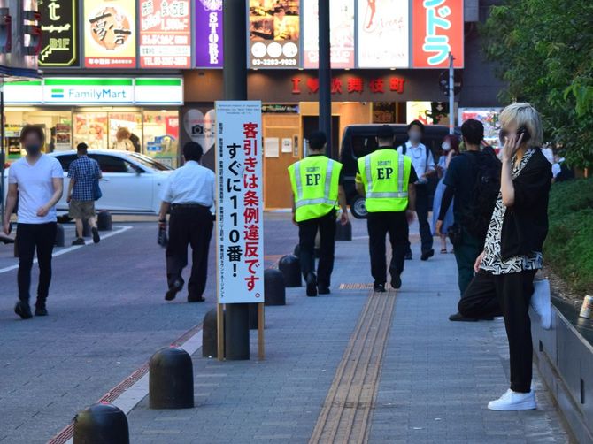 午後6時過ぎ、トー横界隈を見回る警備員たち