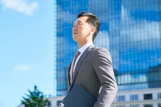 オフィス街に立つビジネスマン