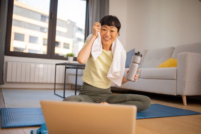 自宅でエクササイズをする女性