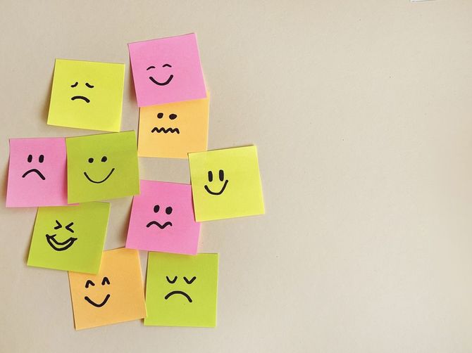 カラフルな付箋に書かれた色々な感情の顔