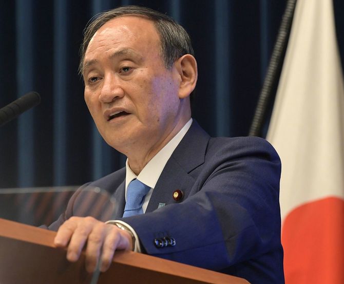 記者会見する菅義偉首相