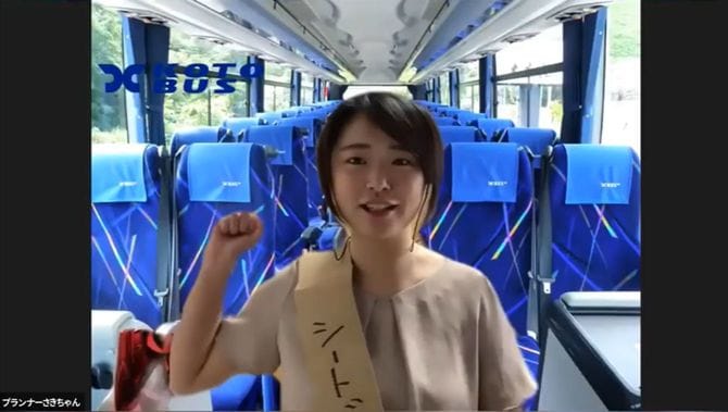 プランナーの「さきちゃん」。シートベルトは紙で手作り、背景画像はバス車内の写真だ