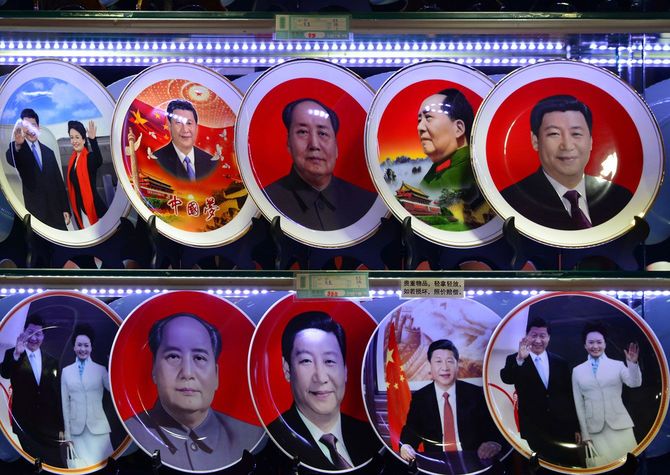 毛沢東や習近平などの中国指導者の顔写真が描かれた皿が並ぶ、土産店のショーウインドー