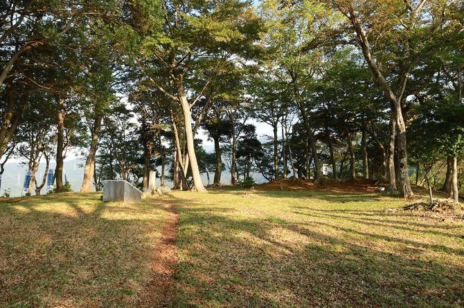 国吉城本丸。右奥の高台は櫓跡か