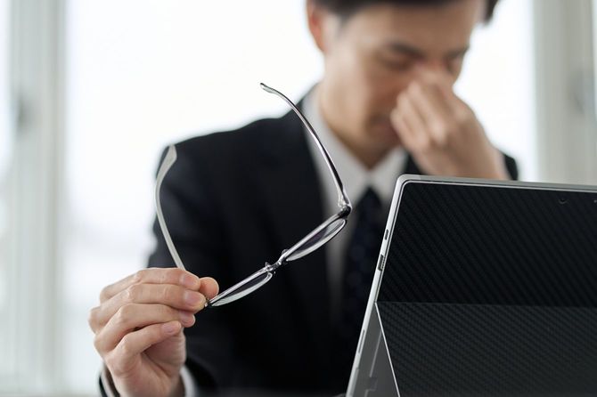 仕事で疲れたビジネスマン