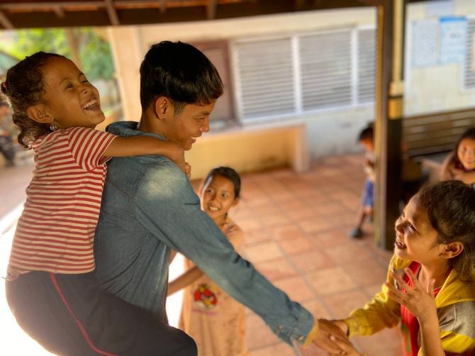 卒業生と交流する子どもたち。