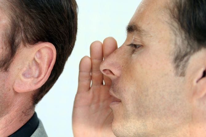 耳打ちする男性