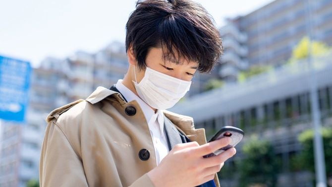 スマホをチェックする若者