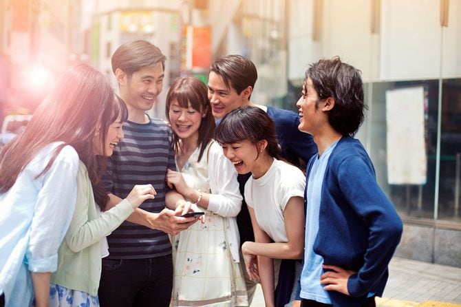 楽しそうに会話をしている仲間たち