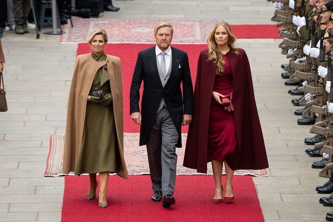 オランダのウィレム・アレクサンダー国王夫妻と、長女で次の女王となるカタリナ・アマリア王女(右)2025年10月3日
