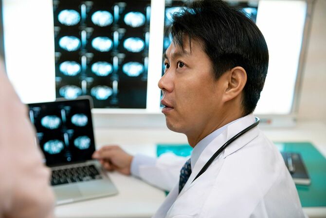 レントゲンを説明する男性医師