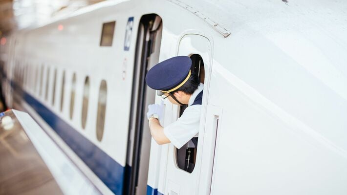 2019年5月13日、N700A新幹線の列車停車中の新幹線運転手