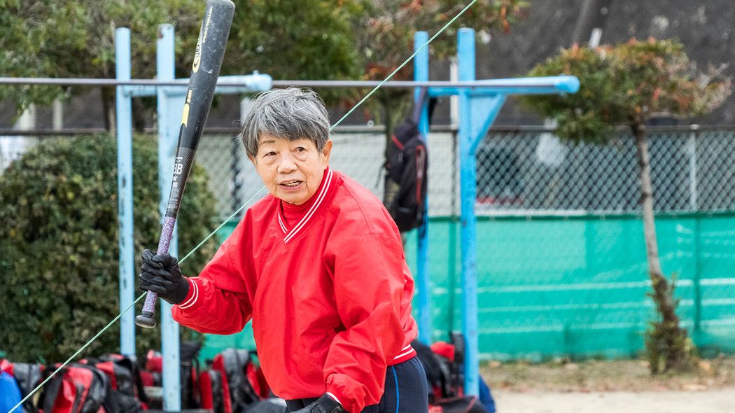 ノックを打ち続けて50年…1200人育てた81歳"少年野球のおばちゃん"のすごい指導力 権力､肩書ナシでただならぬ求心力