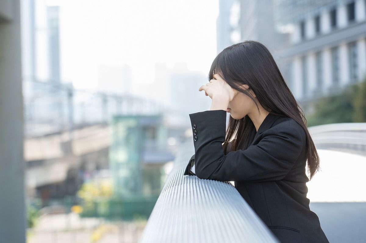 仕事に悩む女性