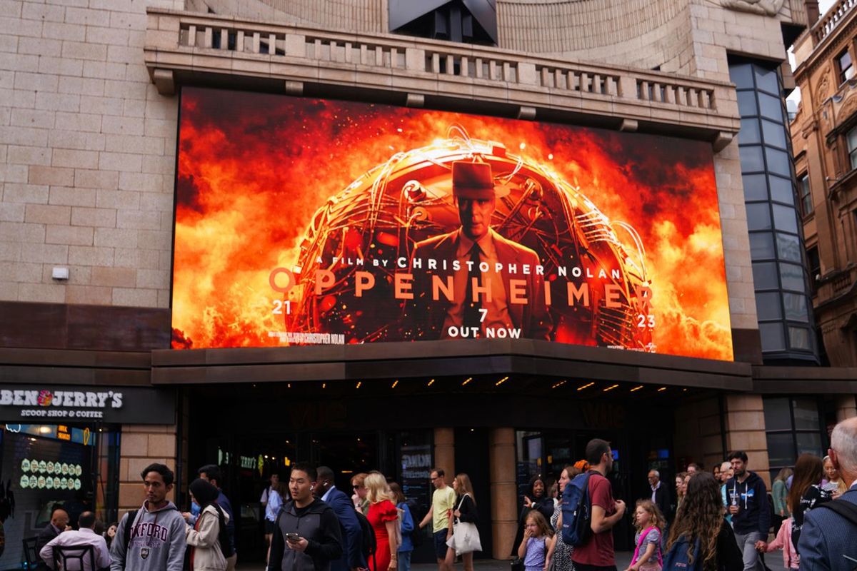 ロンドンのクランボーンストリートの映画館にて。上映中だった『オッペンハイマー』のポスターが出ている