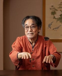 幽霊の手振りをする稲川さん