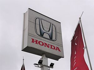 ホンダの販売店が掲げているロゴマーク（撮影＝プレジデントオンライン編集部）