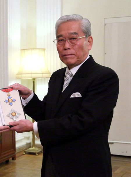 2014年1月21日、東京の英国大使館で大英帝国勲章ナイトコマンダーを授与されるフジ・メディア・ホールディングス会長の日枝久氏