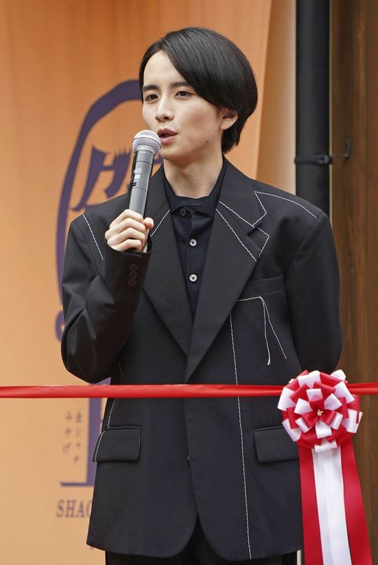 「大河ドラマ『どうする家康』展」のオープニングセレモニーで、あいさつする井伊直政役の板垣李光人さん=2023年7月8日午前、名古屋市