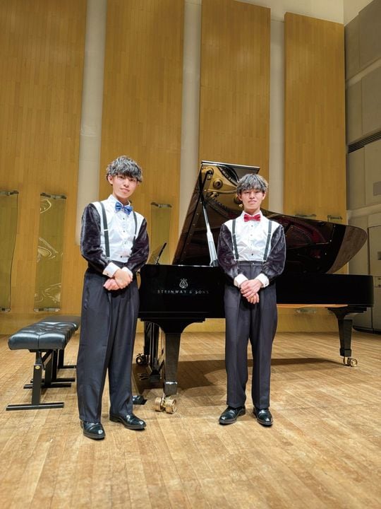 高校2年生でデビューリサイタルを行った順一朗さん（青の蝶ネクタイ）と宗一郎さん