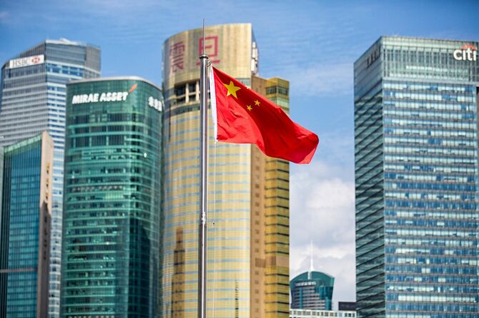 中国・上海の街に立つ国旗
