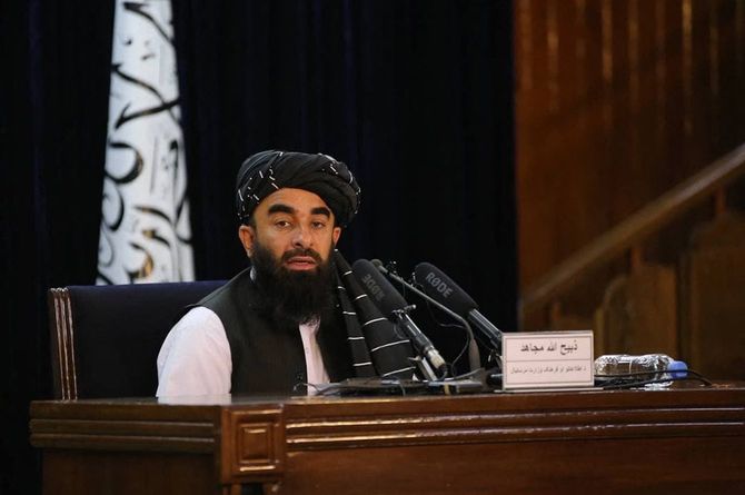 タリバンによる暫定政権発足にあたり、首都カブールで記者会見に臨むザビフラ・ムジャヒド報道担当（2021年9月21日）