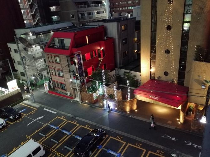 ヤクザマンションのベランダに出ると周りはラブホテルばかりだ