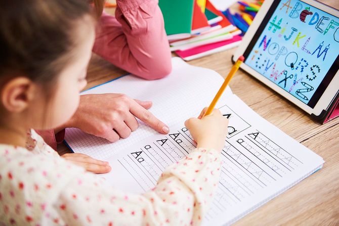 子供の勉強を見る親