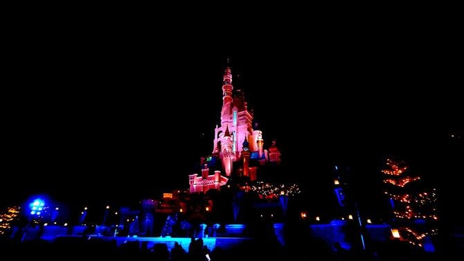 ディズニーランド・リゾート香港の装飾灯付き象徴的な建物の美しい夜景