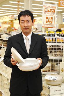 <strong>茂原直樹</strong>●HC商品部・家庭用品部 マーチャンダイザー 群馬県生まれ。1987年明治大学卒業後、いせや(現ベイシア)入社。HC富岡店に配属。カインズホーム黒磯店店長、キッチン用品バイヤー等を経て2000年、家庭用品事業部長に。この頃よりPB商品づくりのため海外工場の開拓を始める。08年、家庭用品部のマーチャンダイザー(原材料調達、商品開発から販売までの全工程を管理する商品のスペシャリスト)に就任。