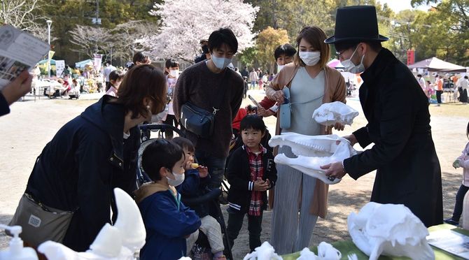 「路上博物館」には多くの親子が集まった