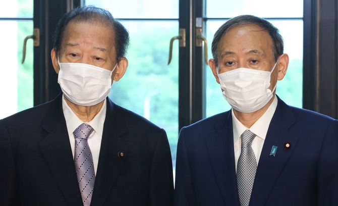 第204通常国会が閉幕し、あいさつ回りで自民党の二階俊博幹事長（左）を訪れた菅義偉首相＝2021年6月16日、国会内