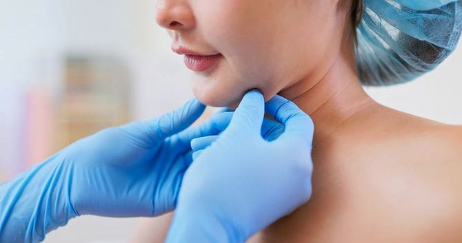 女性の二重あごを診る医療者