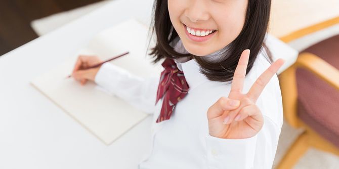 教室の机勉強する女性