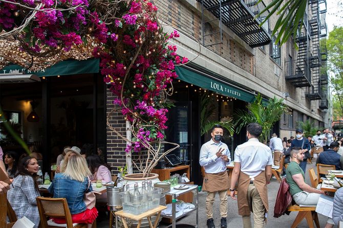 ワクチン接種が進むアメリカ、ニューヨークのレストランの様子＝2021年4月