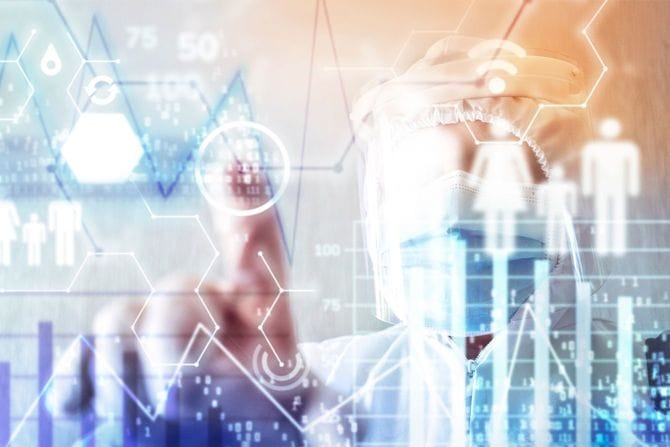 防護服を着た医師が、Covid-19ウイルスのコロナウイルスのデータを調査中