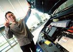 大塚明彦は、加熱する「プリウスVSインサント、ハイブリッドカー戦争」というマスコミによる報道を「ありがたい」と語る。2代目インサントの颯爽たる登場で、消費者の注目がハイブリッドカー市場に集まったのだ。