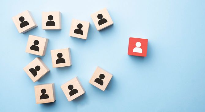 正方形の人の絵のブロックが端の一つだけ赤い