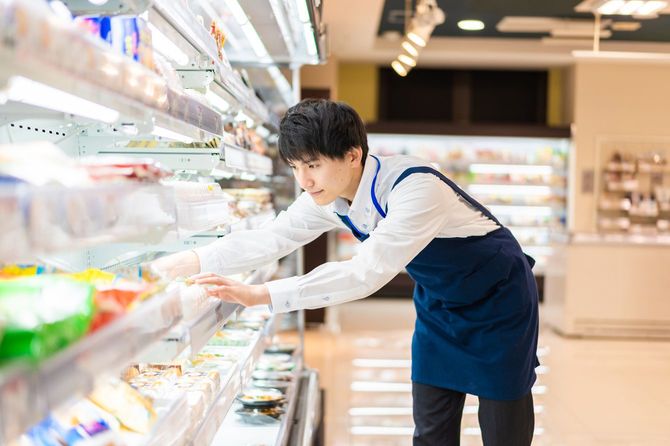 スーパーの店員が棚の補充