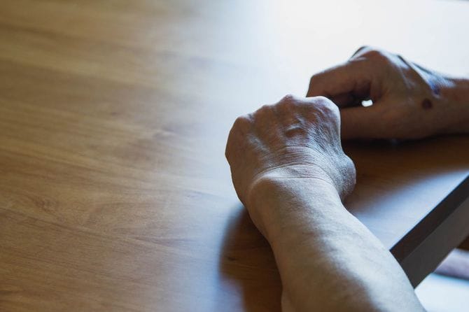 テーブルに手を置くシニア