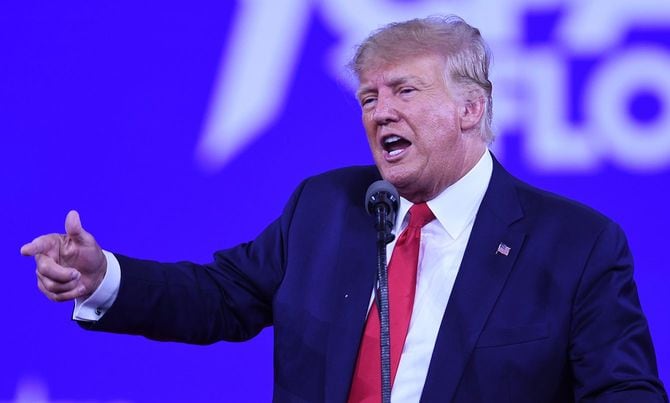 2022年2月26日、フロリダ州オーランドで開催された「2022年保守政治行動会議（CPAC）」で発言するドナルド・トランプ前大統領