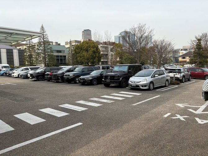 代官山T-SITEの駐車場。土曜日の14時頃に訪れたが、駐車場はほぼ満車。施設内も人であふれかえっており、ランチの時間帯を過ぎていたのに飲食店は満席でお店にならんでいる人も少なくなかった