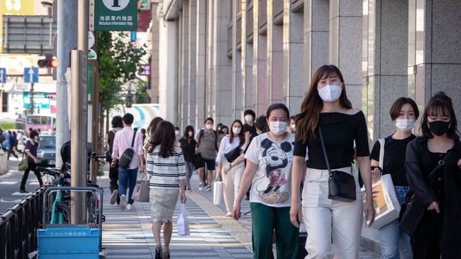 2020年6月10日の池袋。緊急事態宣言の解除後、マスクを着用した多くの人が出歩いている