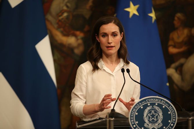 イタリアのマリオ・ドラギ首相とフィンランドのサンナ・マリン首相は、イタリアのローマにあるキージ宮殿での会談の後、共同記者会見を行った=2022年5月18日